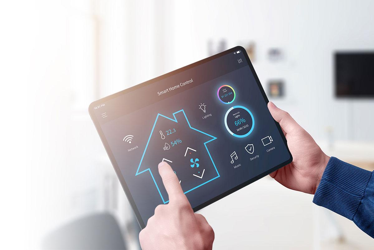 Billede af tablet, der viser styringer af et hus