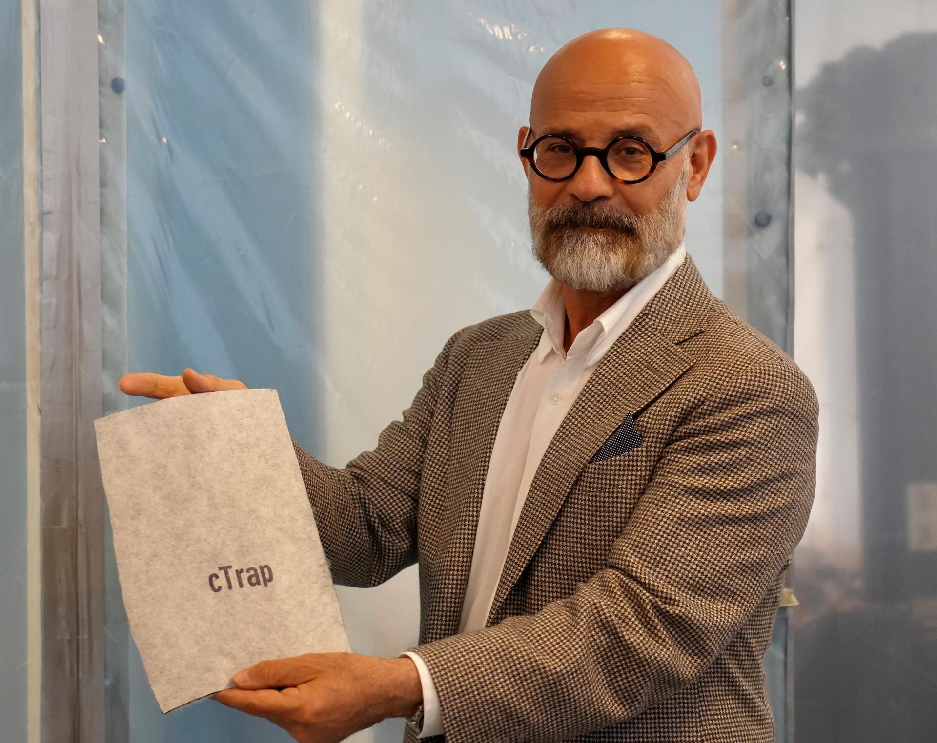 Professor Alireza Afshari shows cTrap. Photo by: Katja Beaula